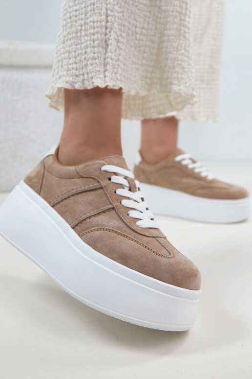 Sapatos de couro bege com plataforma...