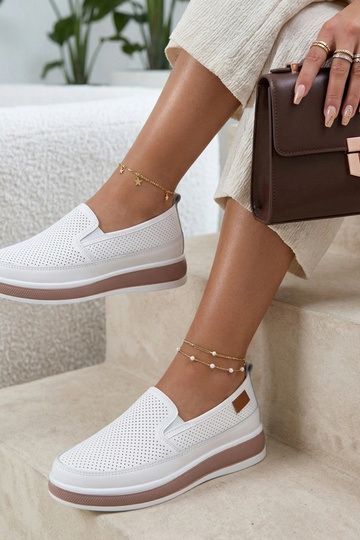 Sapatos de couro brancos...