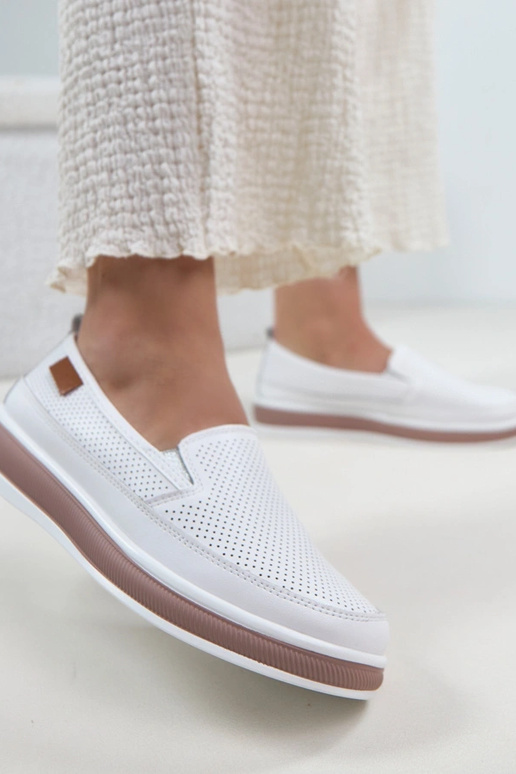 Sapatos de couro brancos com recortes...