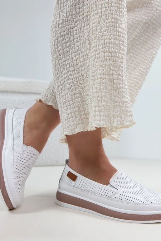 Sapatos de couro brancos com recortes...