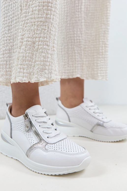 Sapatos de couro brancos com salto...