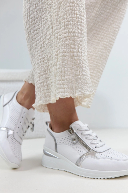 Sapatos de couro brancos com salto...