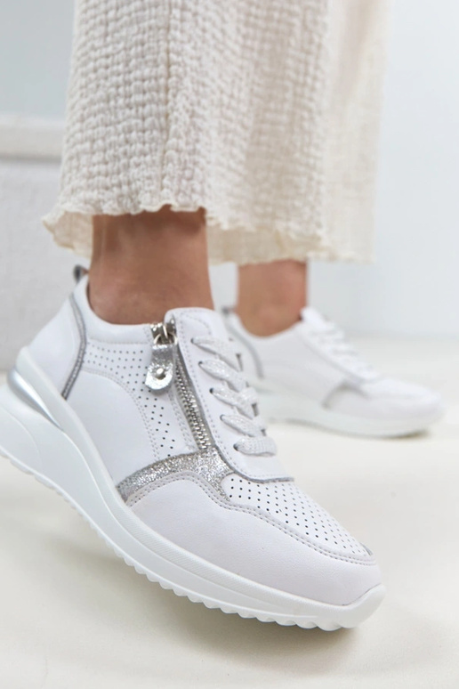 Sapatos de couro brancos com salto...