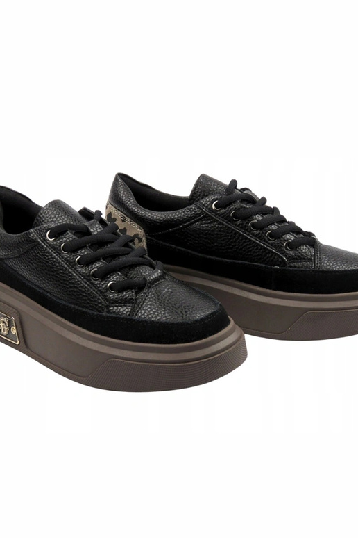 Ténis pretos de couro com plataforma...