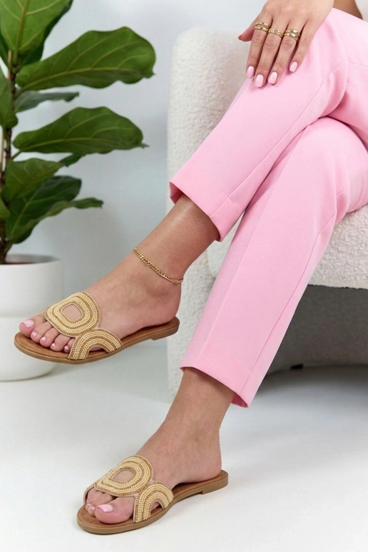 Tamancos de cor areia adornados com strass Olivia