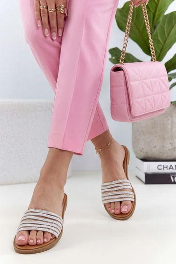 Chinelos brancos decorados...