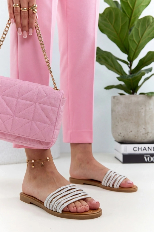 Chinelos brancos decorados com...