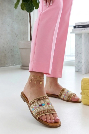 Chinelos cor areia...