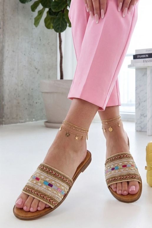 Chinelos cor areia decorados com...