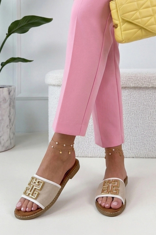 Chinelos brancos decorados com fivela...