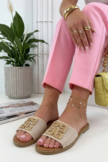 Chinelos cor areia...