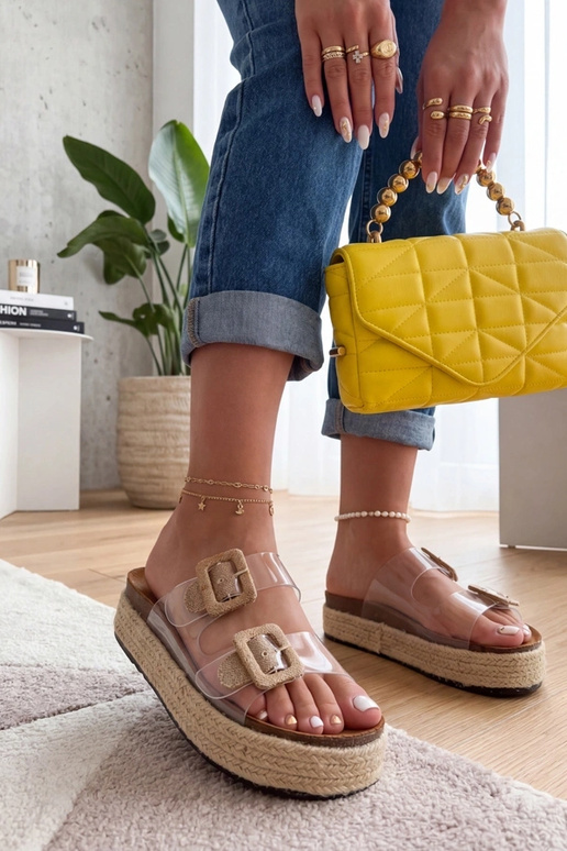 Chinelos marrons transparentes com...