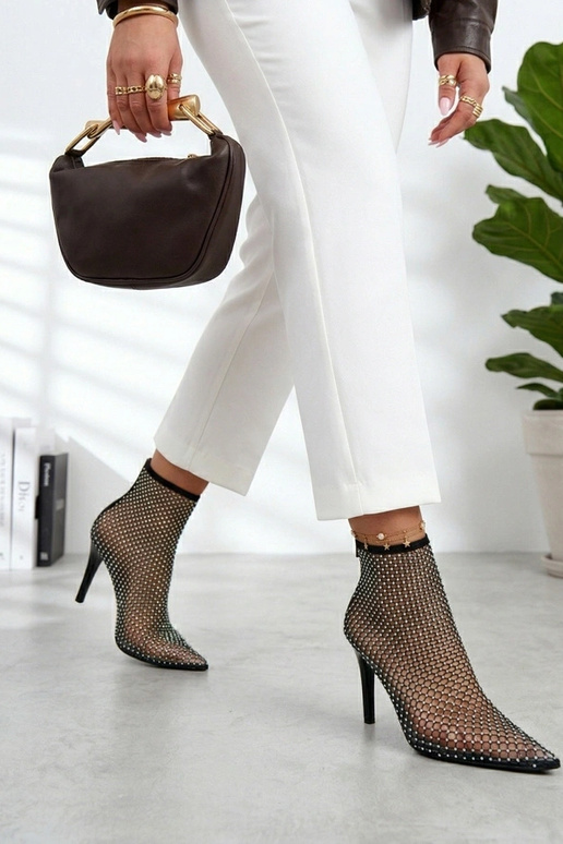 Sapatos de rede pretos de salto alto...