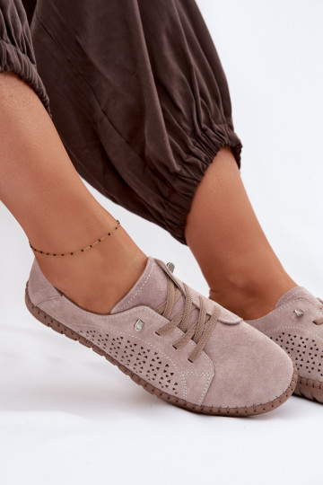 Sapatos femininos com elementos vazados de camurça natural cor areia Feliva