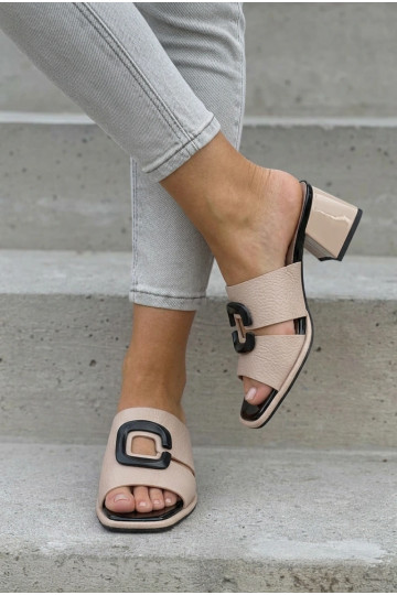 Chinelos femininos com recortes e fivelas em saltinho Vinceza 62284 cor areia 2