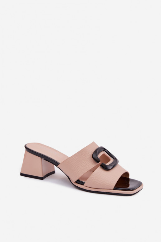 Chinelos femininos com recortes e fivelas em saltinho Vinceza 62284 cor areia