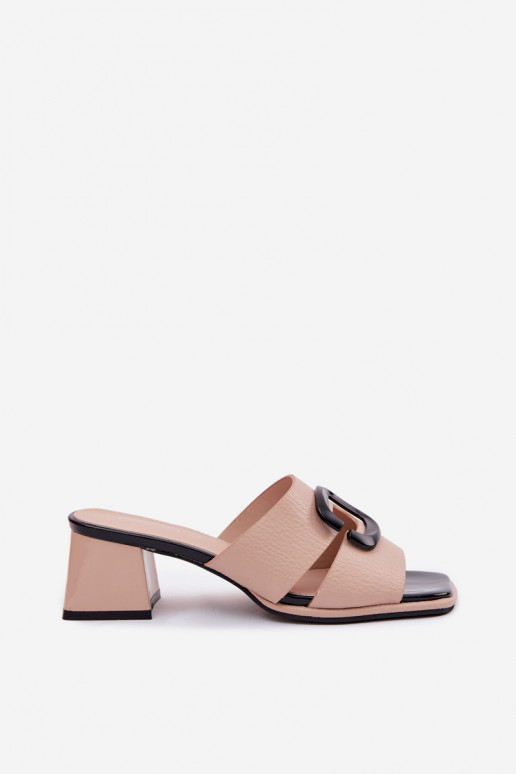 Chinelos femininos com recortes e fivelas em saltinho Vinceza 62284 cor areia