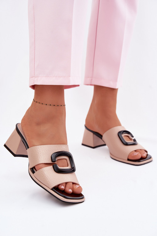 Chinelos femininos com recortes e fivelas em saltinho Vinceza 62284 cor areia