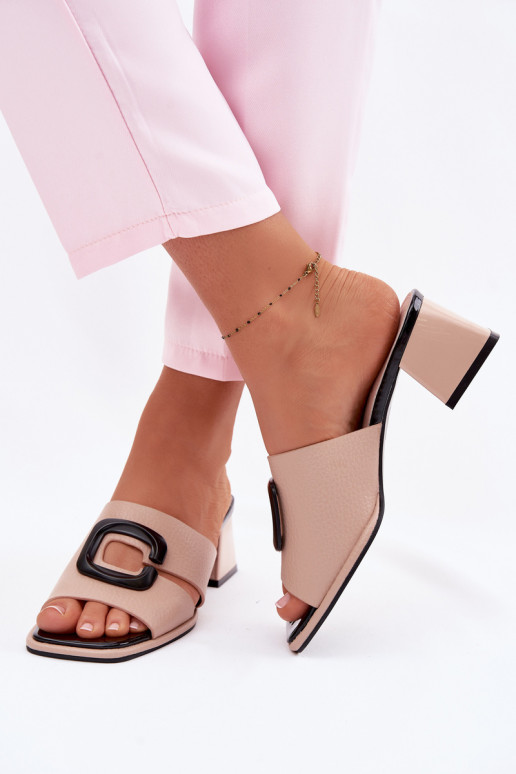 Chinelos femininos com recortes e fivelas em saltinho Vinceza 62284 cor areia