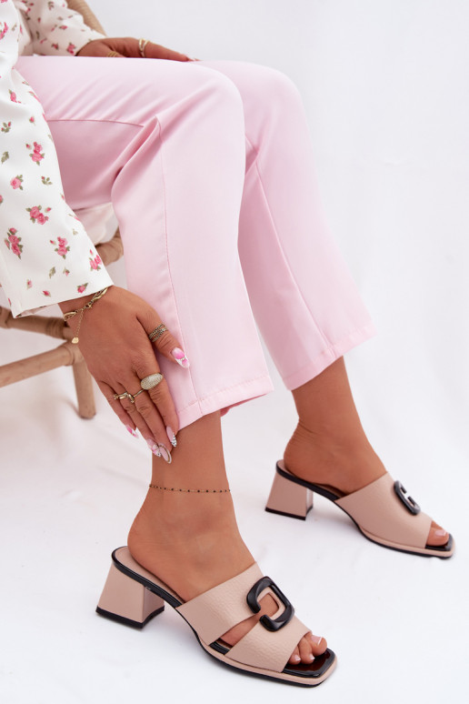 Chinelos femininos com recortes e fivelas em saltinho Vinceza 62284 cor areia