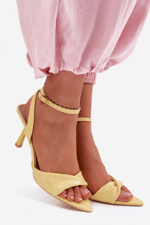 Sandálias femininas com salto fino de couro ecológico cor amarela Sedira