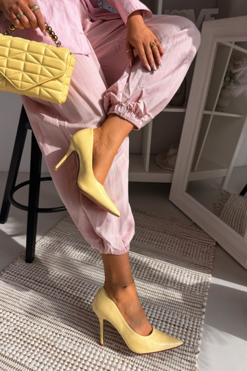 Sapatos de salto alto laqueados clássicos em couro sintético amarelo Odira