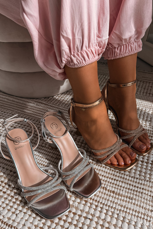 Sandálias femininas com salto Ze Zdobionymi Paskami Szampańskie Gedira