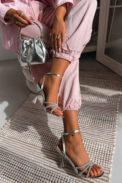 Sandálias femininas com salto Ze Zdobionymi Paskami cor prata Gedira