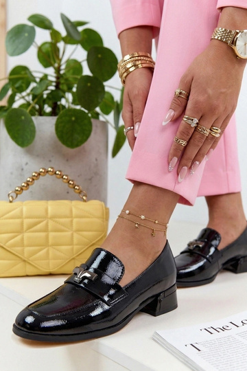 Mocassins pretos elegantes laqueados com salto Cambell 2