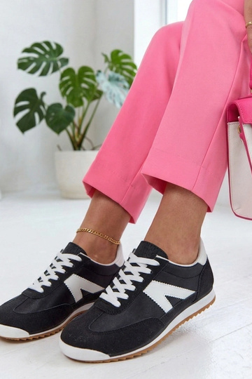 Tênis esportivos pretos com...