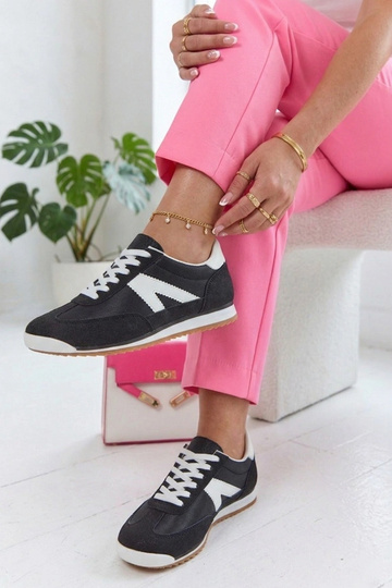 Tênis esportivos pretos com... 2