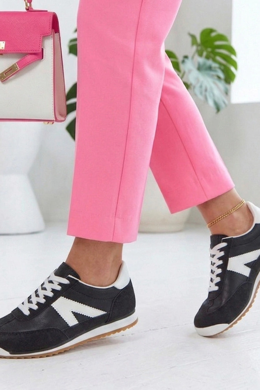 Tênis esportivos pretos com detalhes...