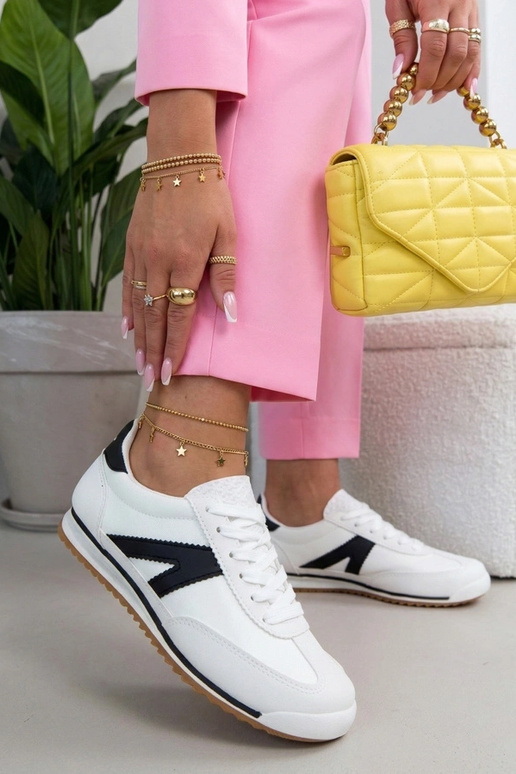 Tênis esportivos brancos com detalhes...