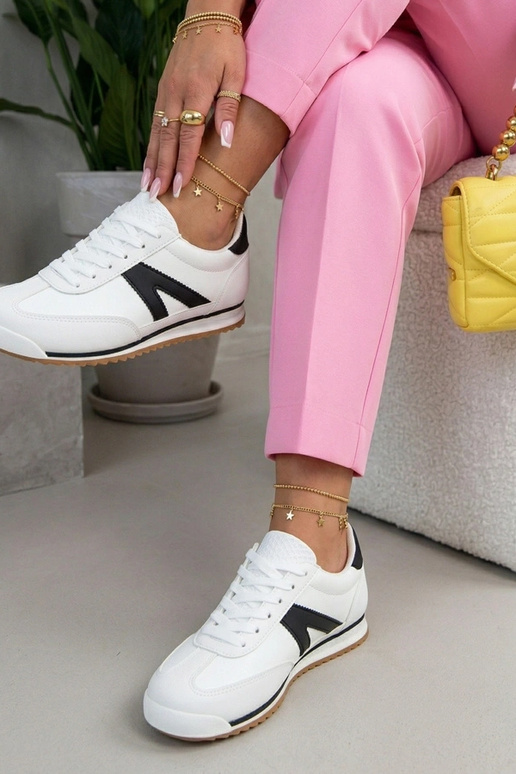 Tênis esportivos brancos com detalhes...