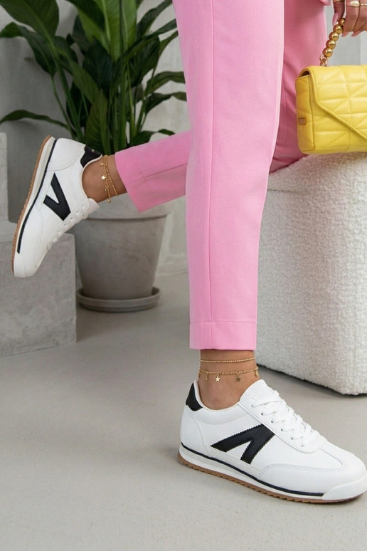 Tênis esportivos brancos com detalhes...