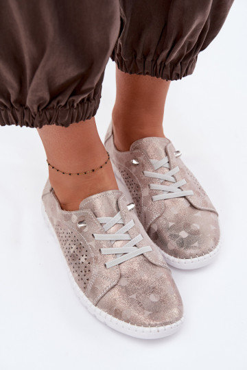 Sapatos femininos de camurça perfurados Feliva nas cores areia e dourado