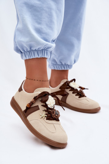 À modalo de tênis Feminino com lindos detalhes bege Lelora 2