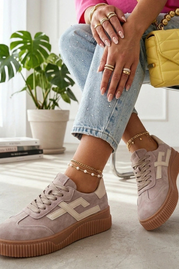 Tênis bege em couro natural... 2