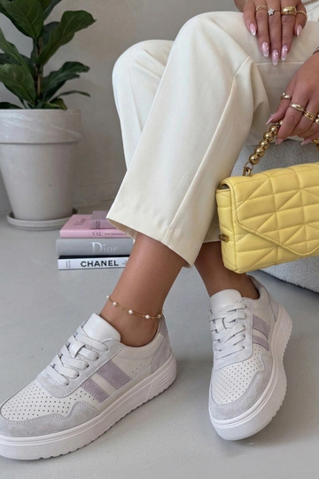 Tênis bege em couro natural...