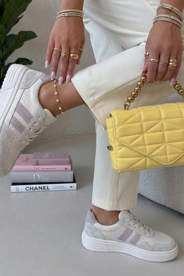 Tênis bege em couro natural... 2