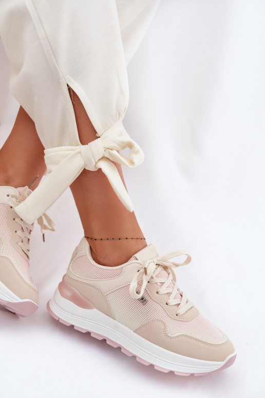 À modalo de tênis Feminino com uma plataforma bege Lelmira