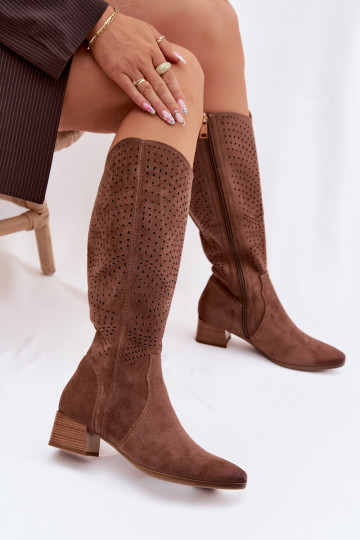 Botas femininas longas com elementos vazados e salto baixo Vinceza 58637 cor marrom
