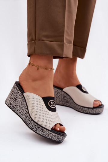 Chinelos de couro com uma plataforma com enfeites S.Barski LR61-7011 bege