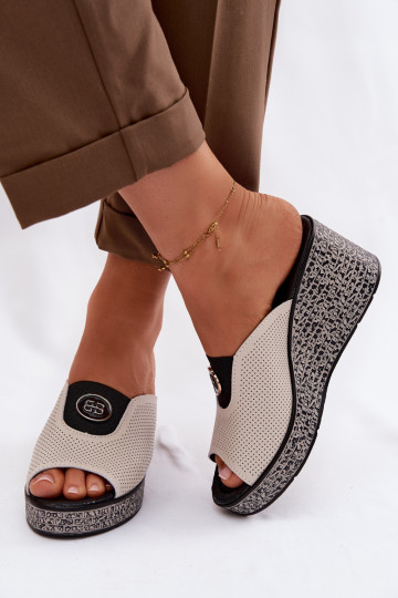 Chinelos de couro com uma plataforma com enfeites S.Barski LR61-7011 bege 2