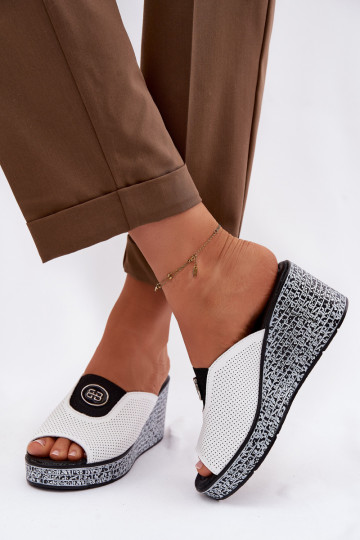 Chinelos de couro com uma plataforma com enfeites S.Barski LR61-7011 cor branca