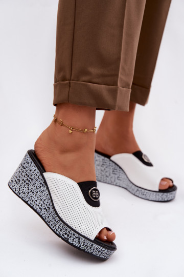 Chinelos de couro com uma plataforma com enfeites S.Barski LR61-7011 cor branca 2