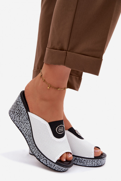 Chinelos de couro com uma plataforma com enfeites S.Barski LR61-7011 cor branca