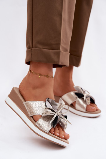 Chinelos de couro com uma plataformaDekoracyjnym Uma flor S.Barski GR61-5989 cor dourada 2