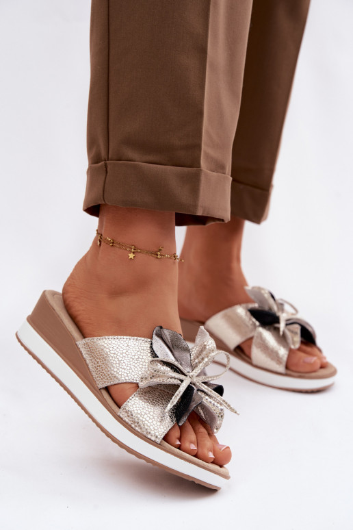 Chinelos de couro com uma plataformaDekoracyjnym Uma flor S.Barski GR61-5989 cor dourada