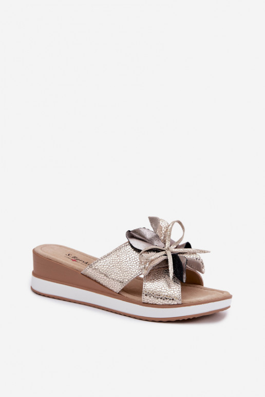 Chinelos de couro com uma plataformaDekoracyjnym Uma flor S.Barski GR61-5989 cor dourada